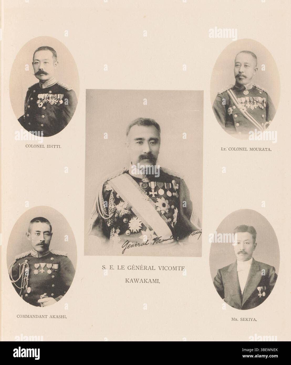 Cinque ritratti di leader militari giapponesi, recto - stampato, stampa fotomeccanica, pagina, foto, libri illustrati fotografici, colonnello Iditti/tenente Colonnello Mourata/ S. E. le général Vicomte Kawakami/ Comandante Akashi/ Sig. Sekiya, altezza 383 mm, larghezza 266 mm, Maker, 1891 - 1896, carta, tipo collage, pressione leggera Foto Stock