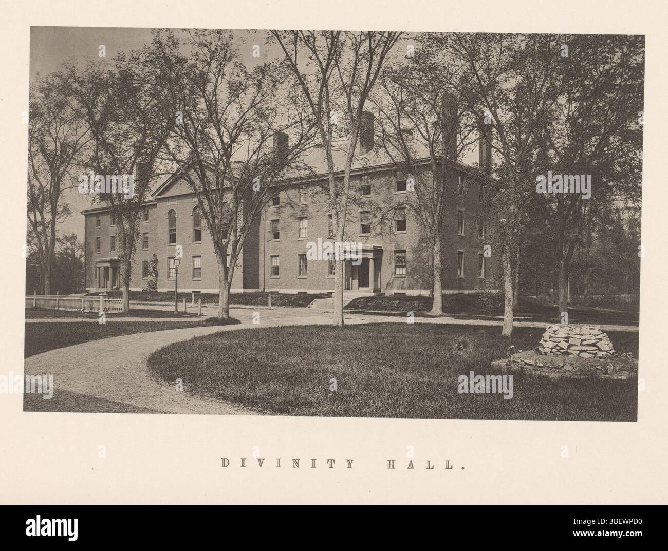 Divinity Hall, View at Divinity Hall of Harvard University, stampa fotomeccanica, pagina, foto, libri illustrati fotografici, altezza 150 mm, larghezza 239 mm, produttore, 1870 - 1875, carta, collotipo, lightprint Foto Stock