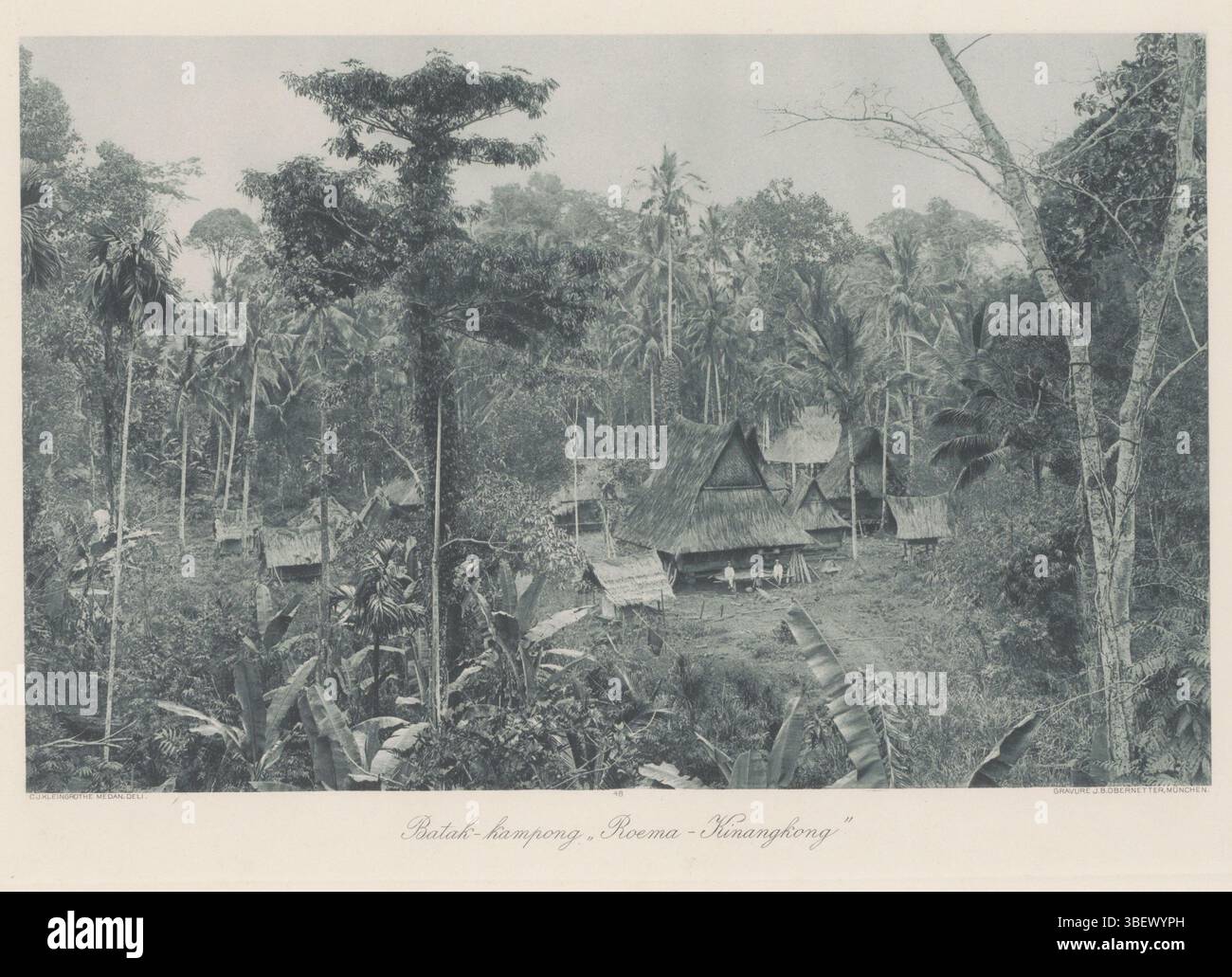 Monaco di Baviera, Obernetter, Johann Baptist, Sumatra, Kleingrothe, Carl J., Batak - kampong 'Roema - Kinangkong, ' Vista su Batakdorp 'Roema-Kinangkong' su Sumatra, recto, parte dell'album con eliografie della costa orientale di Sumatra., stampa fotomeccanica, foto, 48, altezza 184 mm, larghezza 288 mm, tedesco, 1864 - 1925, fotografo, 1900 - 1920, quarto quarto del xix secolo, carta, eliografia, 1840 - 1887, clichémaker Foto Stock