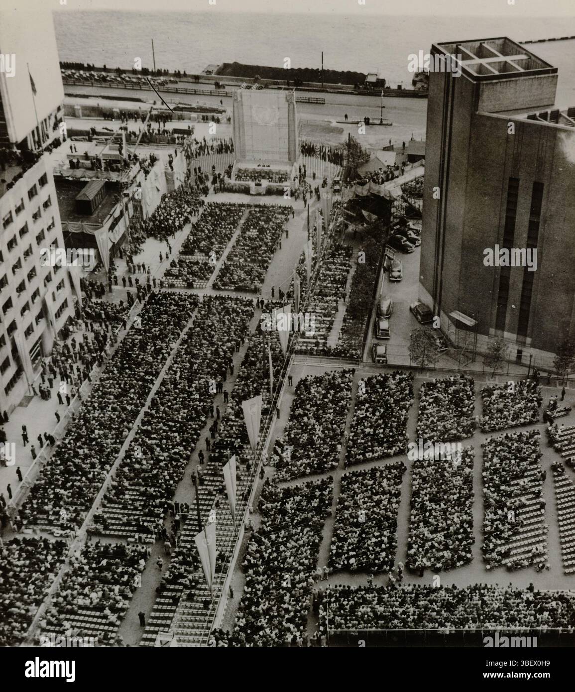 Londra, Keystone, pietra angolare delle Nazioni Unite posata presso la sede permanente dell'organizzazione, divulgazione della pietra angolare del nuovo edificio delle Nazioni Unite a New York, Londra, verso - tipizzato, fotografia, foto, copyright Photo press Belgium SA, verso - timbrato, circa 000 persone, compresi delegati alle Nazioni Unite ... il signor Truman è stato il principale relatore alla cerimonia, altezza 205 mm, larghezza 152 mm, fotografo, 1949-10-27 - 1949-10-27, secondo quarto del xx secolo, secondo quarto del xx secolo, stampa in argento gelatina, stampa in argento gelatina di sviluppo Foto Stock