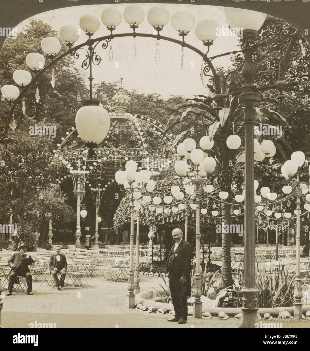 White, H.C., White, H.C. & Co., Una scena nel Kroll's Garden, -il più famoso giardino di orsi a Berlino, Germania, stereografo, stereofoto, foto, altezza 75 mm, larghezza 150 mm, americano, fotografo, 1902 - 1902, primo quarto del xx secolo, primo quarto del xx secolo, cartone, fotografia, fotografo Foto Stock