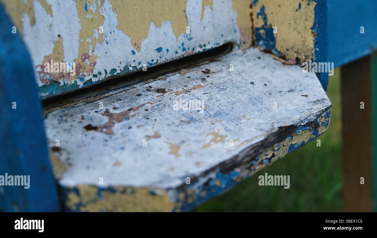 Primo piano di un'entrata dell'alveare in legno antico con vernice Chipping Foto Stock