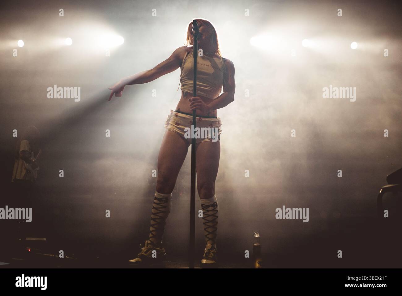 Rhian Teasdale dei Wet Leg live all'O2 Manchester Victoria Warehouse 29.05.2025 Foto Stock