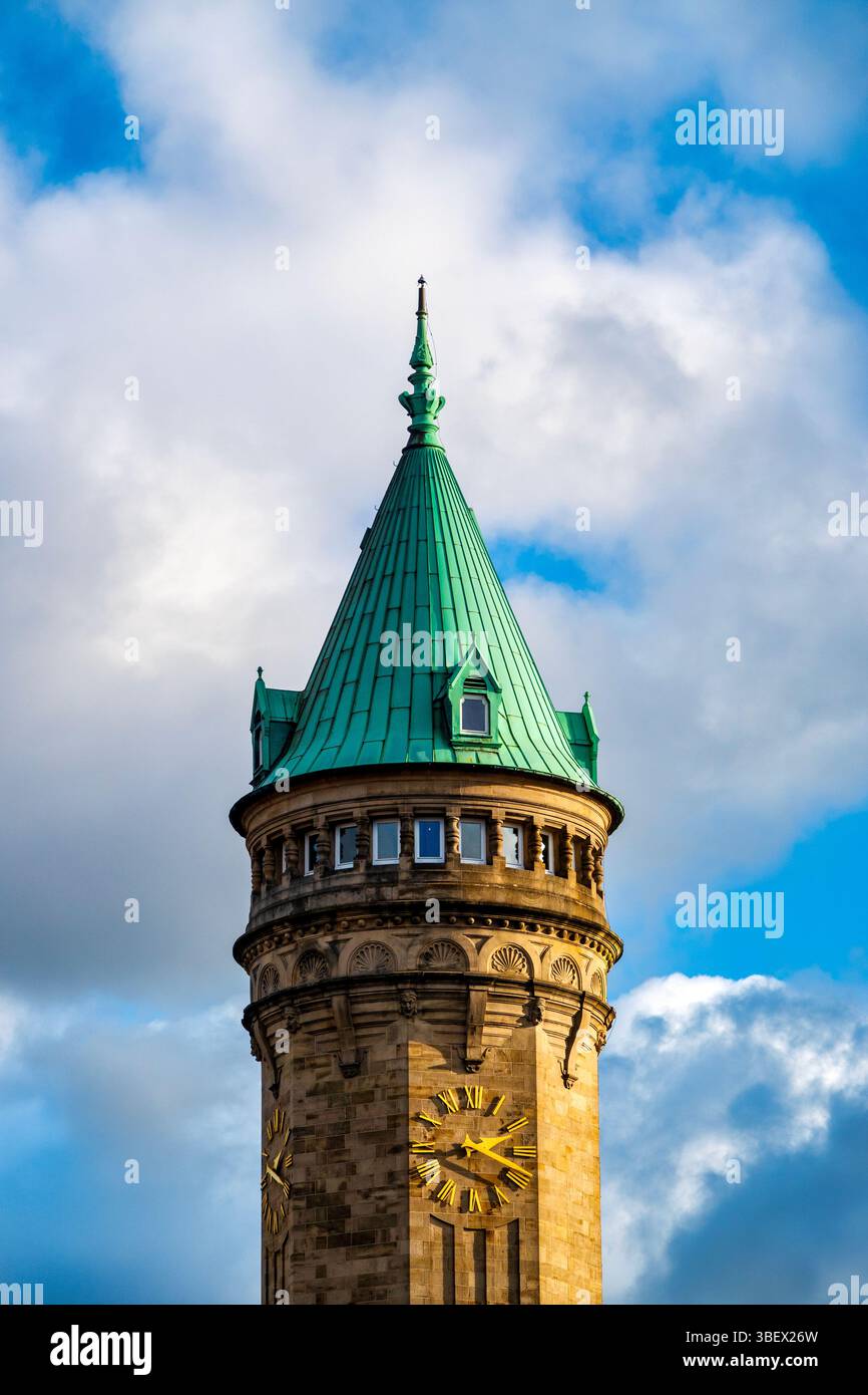 Iconica torre dell'orologio dal tetto verde della sede centrale della banca statale del Lussemburgo, un punto di riferimento della città in Place de Metz. Foto Stock