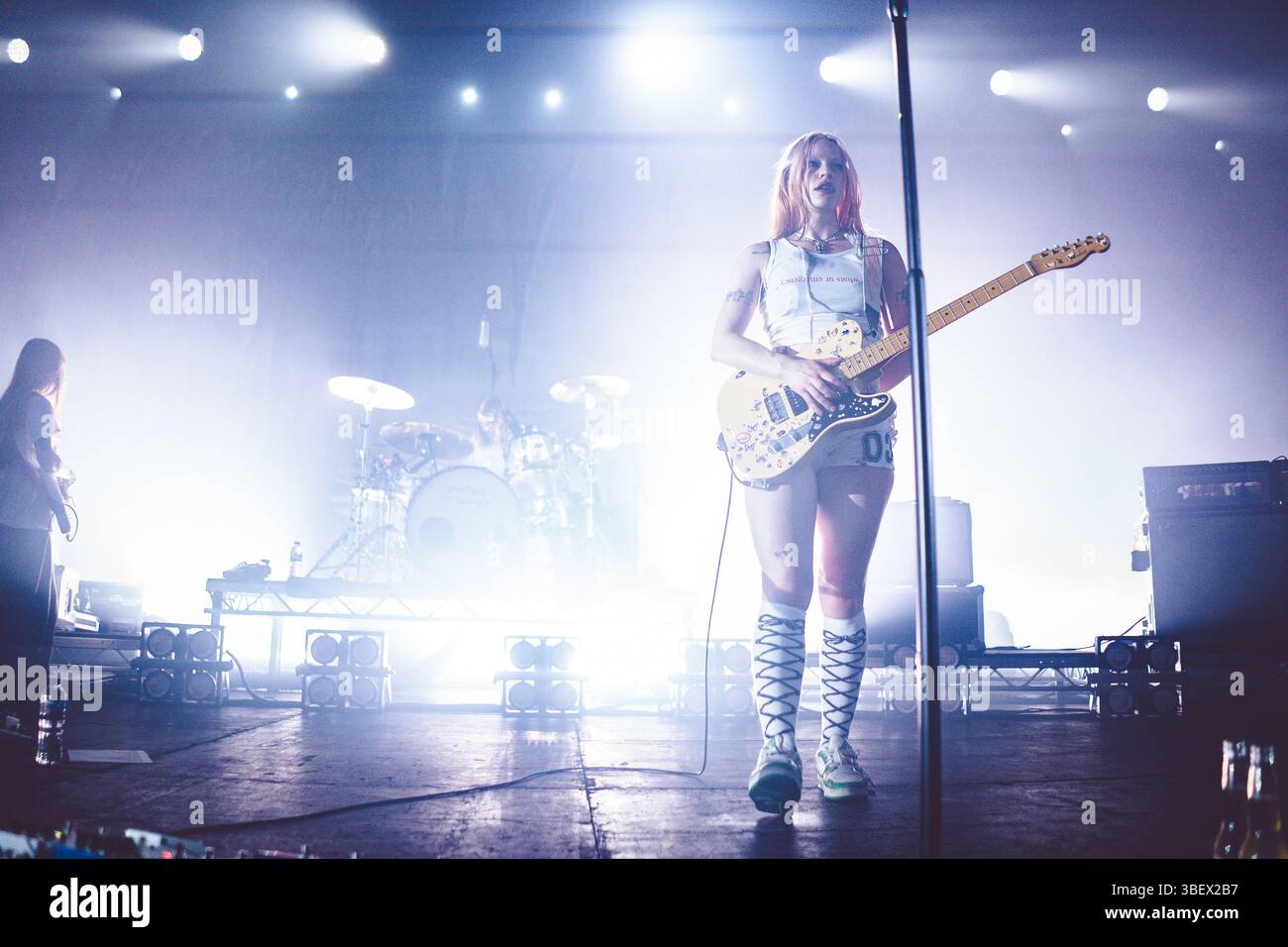 Rhian Teasdale dei Wet Leg live all'O2 Manchester Victoria Warehouse 29.05.2025 Foto Stock