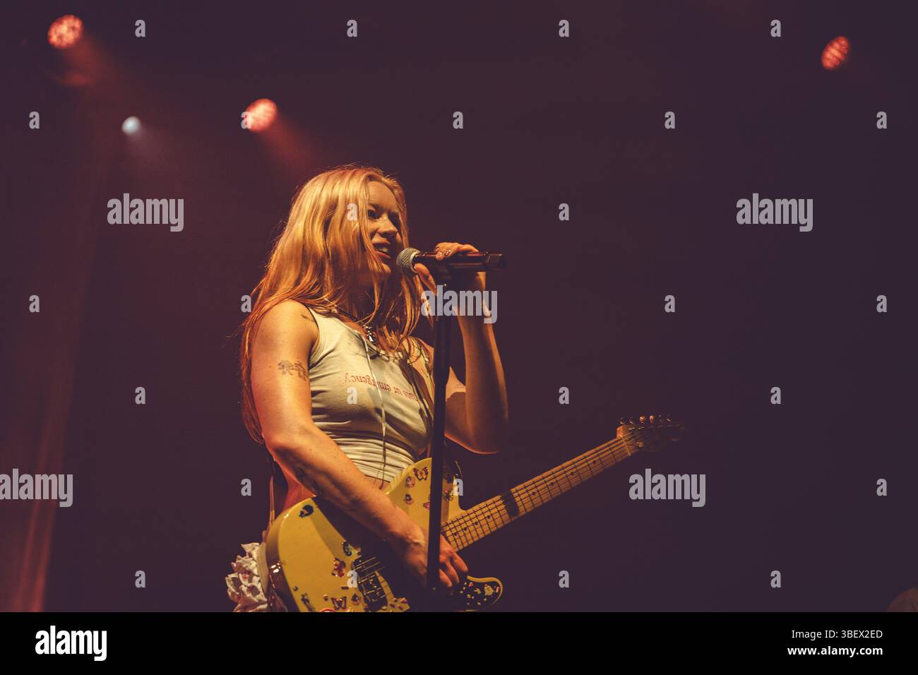 Rhian Teasdale dei Wet Leg live all'O2 Manchester Victoria Warehouse 29.05.2025 Foto Stock