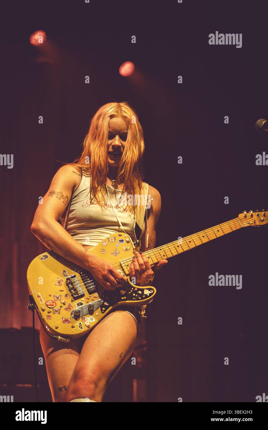 Rhian Teasdale dei Wet Leg live all'O2 Manchester Victoria Warehouse 29.05.2025 Foto Stock