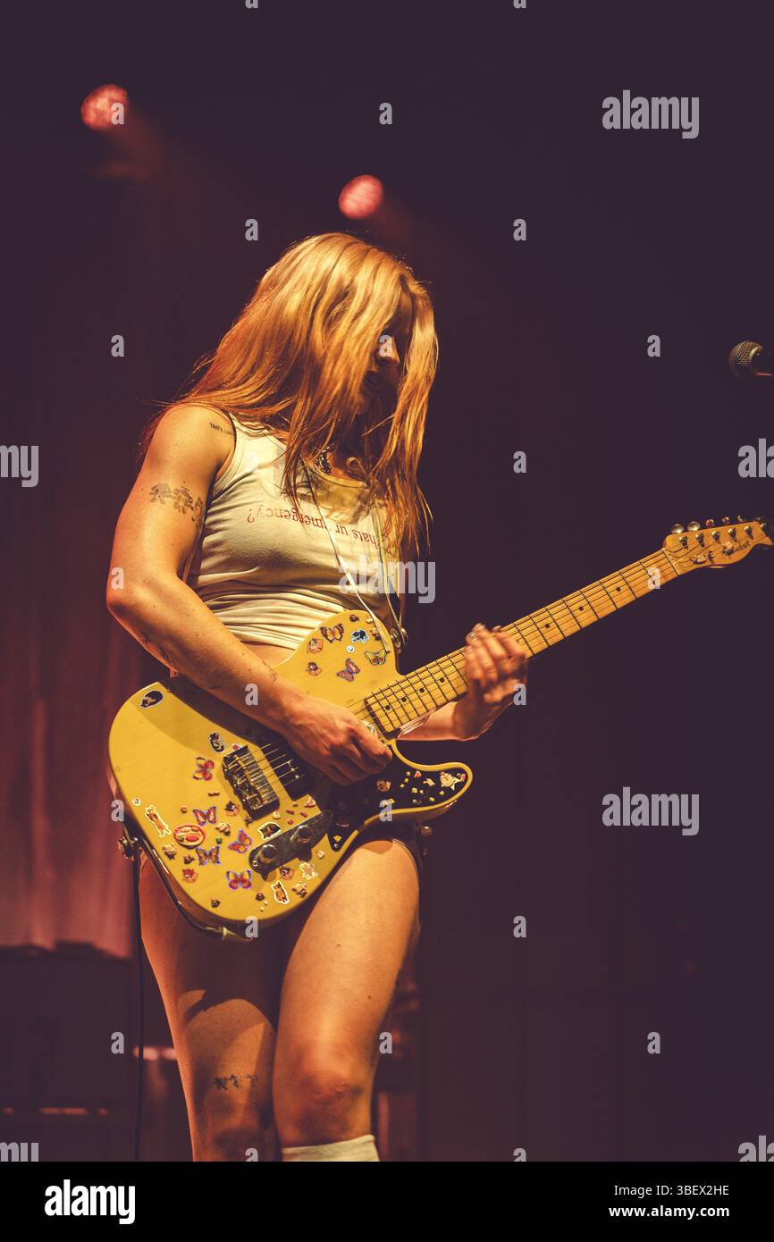 Rhian Teasdale dei Wet Leg live all'O2 Manchester Victoria Warehouse 29.05.2025 Foto Stock