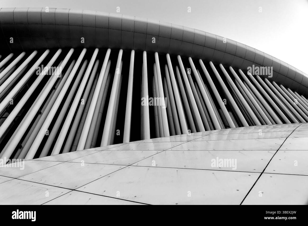 Dettaglio architettonico bianco e nero della Philharmonie Luxembourg a Lussemburgo. Foto Stock