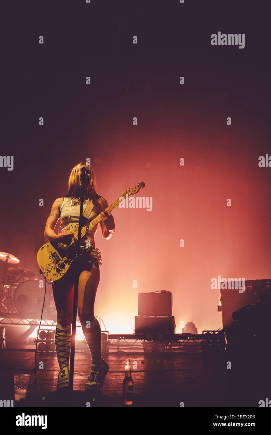 Rhian Teasdale dei Wet Leg live all'O2 Manchester Victoria Warehouse 29.05.2025 Foto Stock