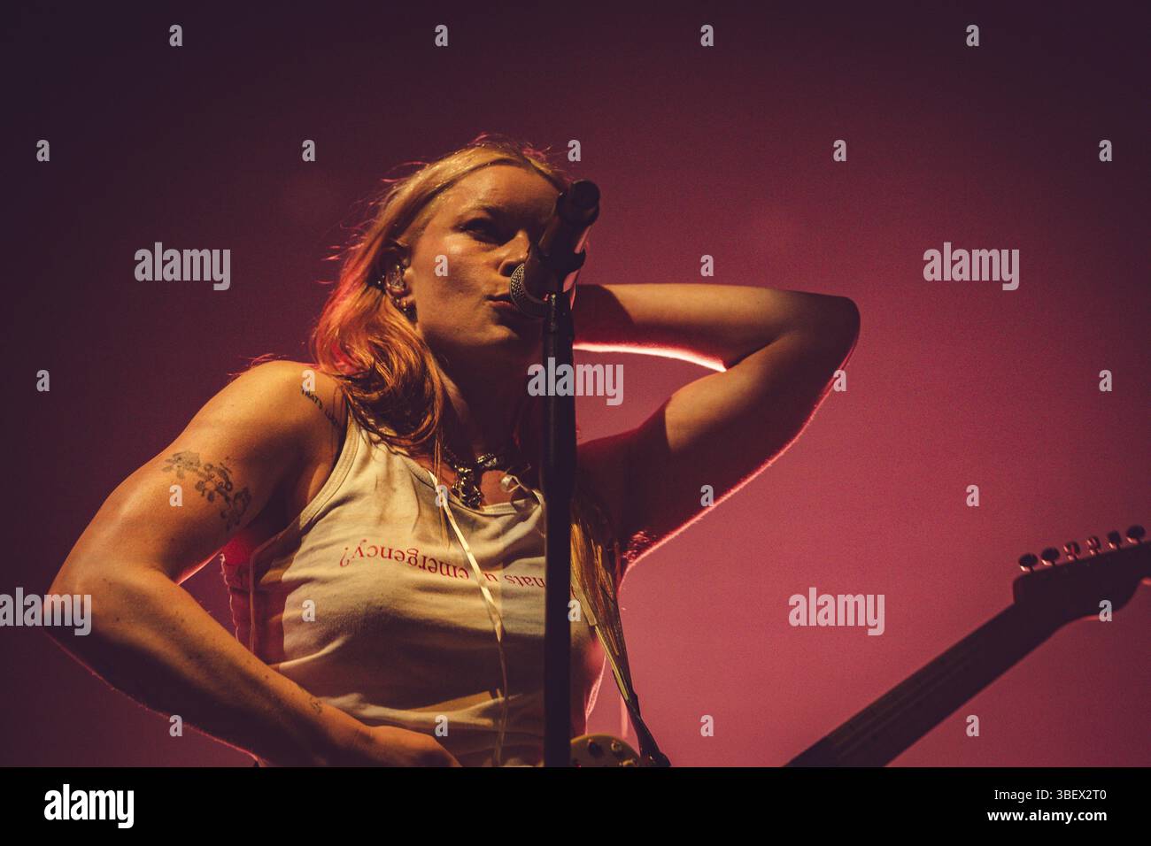 Rhian Teasdale dei Wet Leg live all'O2 Manchester Victoria Warehouse 29.05.2025 Foto Stock