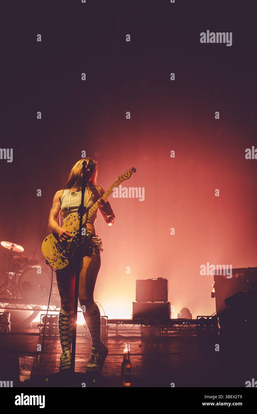 Rhian Teasdale dei Wet Leg live all'O2 Manchester Victoria Warehouse 29.05.2025 Foto Stock