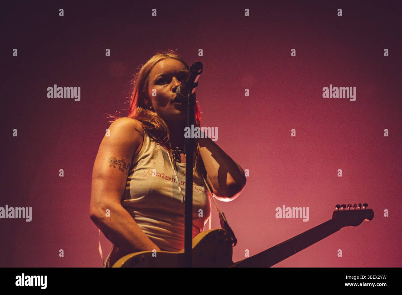 Rhian Teasdale dei Wet Leg live all'O2 Manchester Victoria Warehouse 29.05.2025 Foto Stock