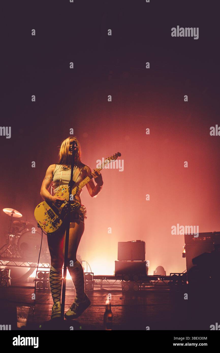 Rhian Teasdale dei Wet Leg live all'O2 Manchester Victoria Warehouse 29.05.2025 Foto Stock