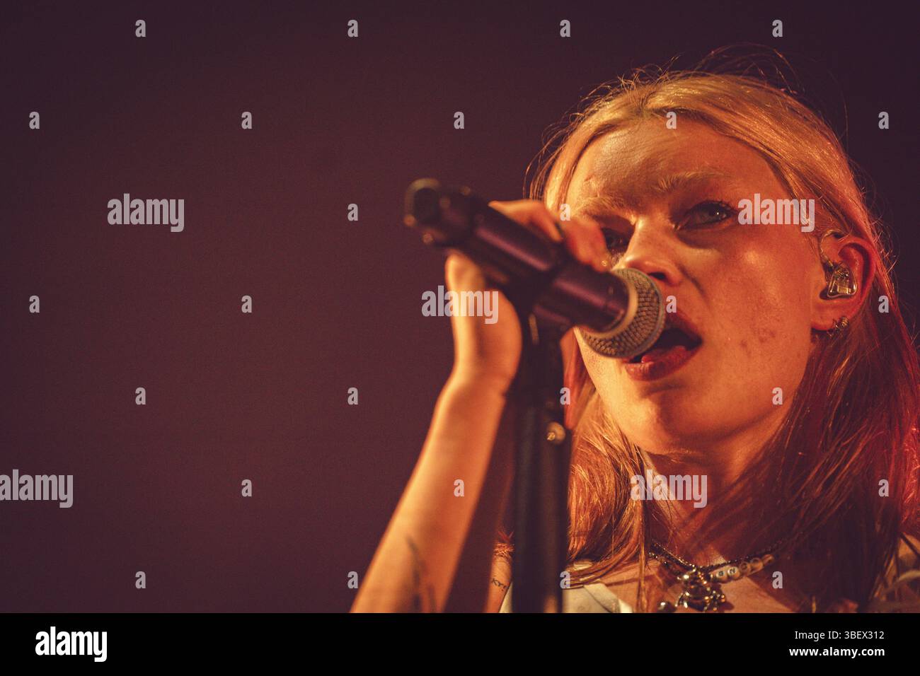 Rhian Teasdale dei Wet Leg live all'O2 Manchester Victoria Warehouse 29.05.2025 Foto Stock