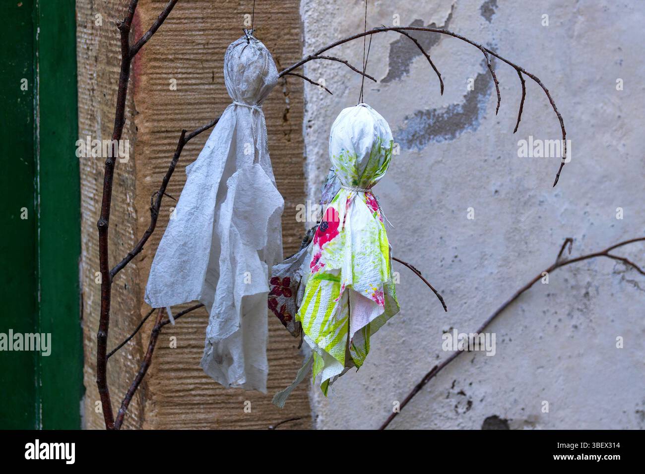 Due teru teru bōzu sono appesi ai rami del Lussemburgo, evocando una tradizione giapponese di desiderare cieli limpidi. Foto Stock