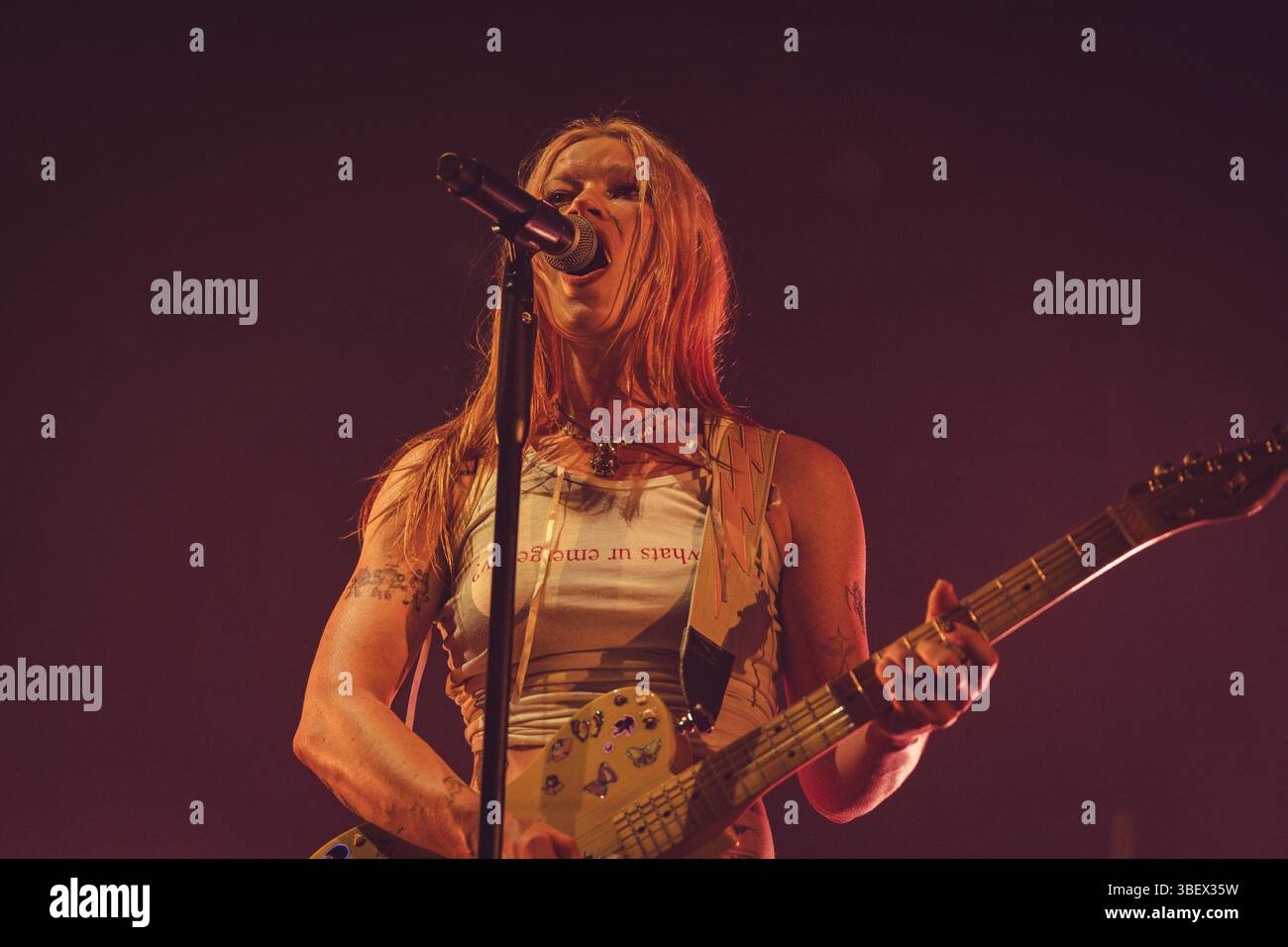 Rhian Teasdale dei Wet Leg live all'O2 Manchester Victoria Warehouse 29.05.2025 Foto Stock