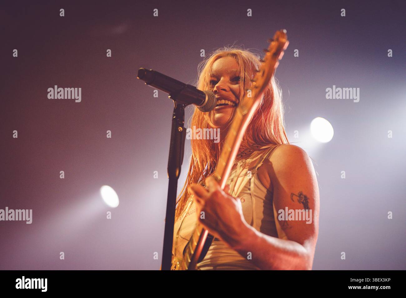 Rhian Teasdale dei Wet Leg live all'O2 Manchester Victoria Warehouse 29.05.2025 Foto Stock