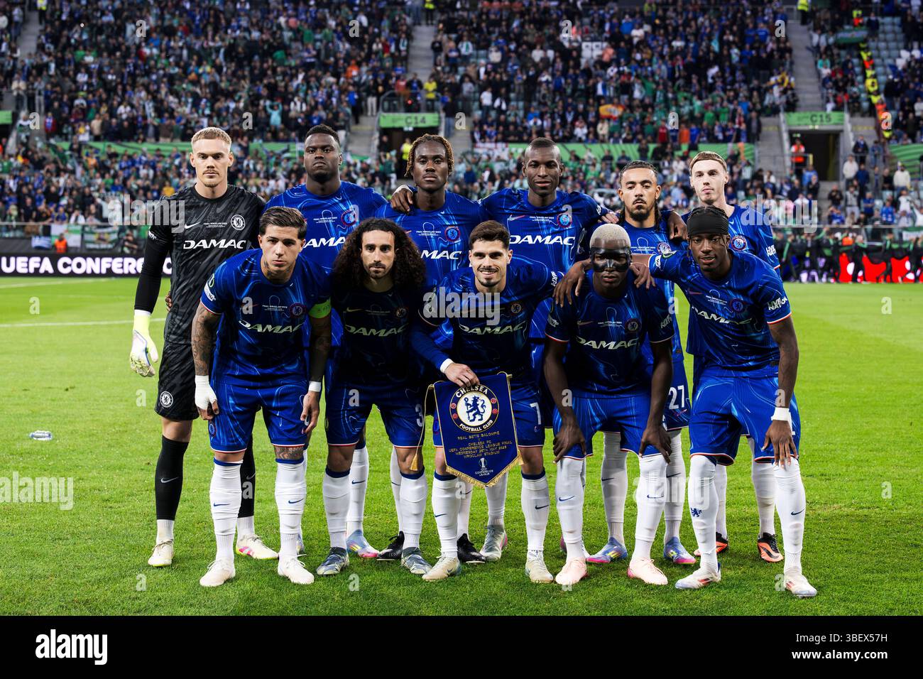 I giocatori del Chelsea FC posano per una foto della squadra prima dell'ultima partita di calcio della UEFA Conference League tra il Real Betis Balompie e il Chelsea FC. Foto Stock