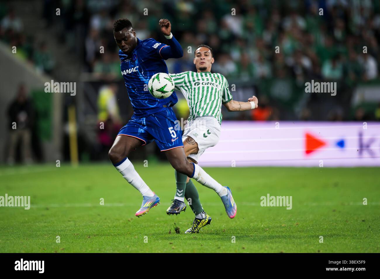Benoit Badiashile del Chelsea FC compete per il pallone con Antony del Real Betis Balompie durante la finale di calcio della UEFA Conference League tra Real Betis Balompie e Chelsea FC. Foto Stock