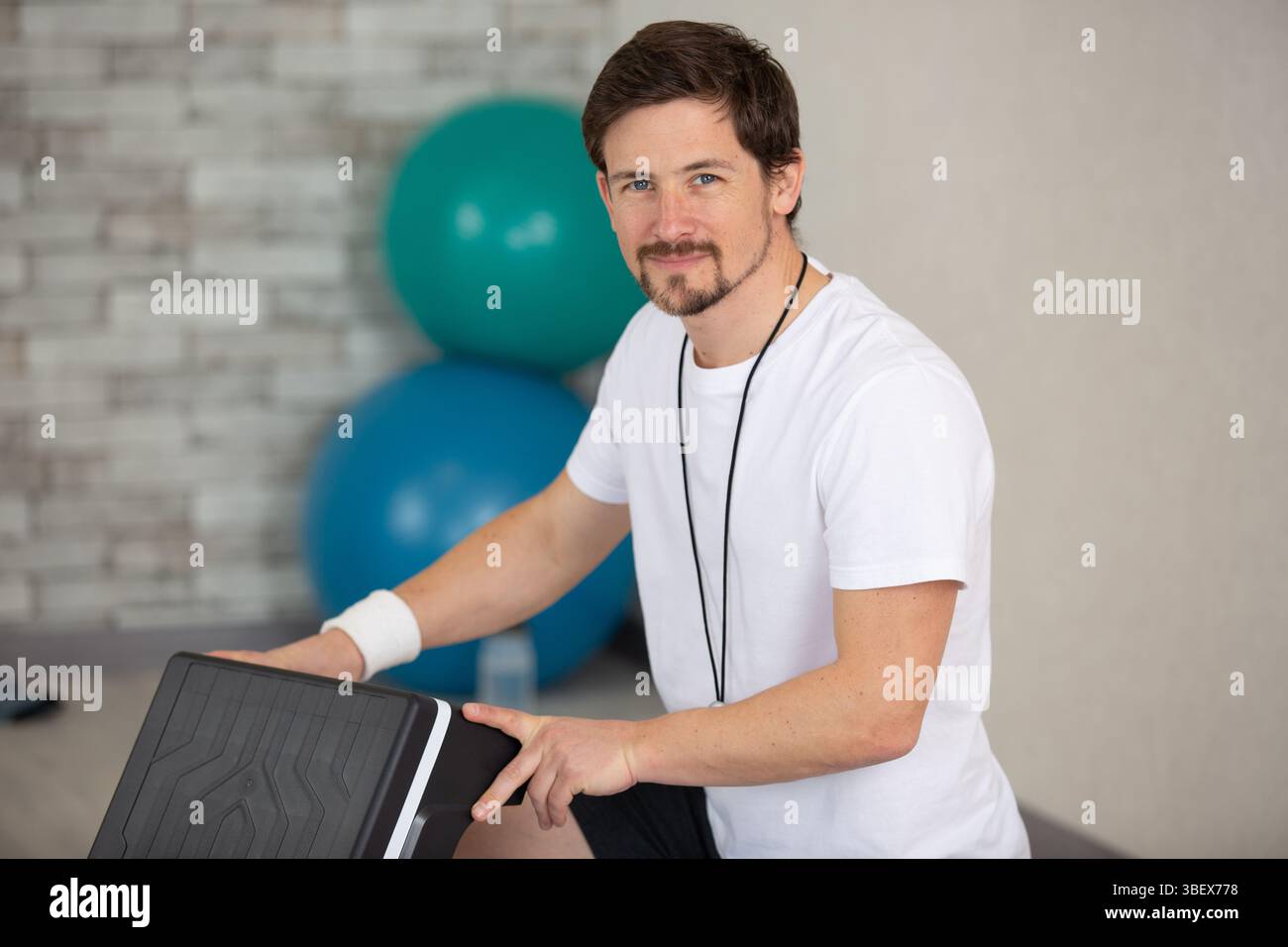 uomo dopo aver fatto passi su salti in centro benessere Foto Stock