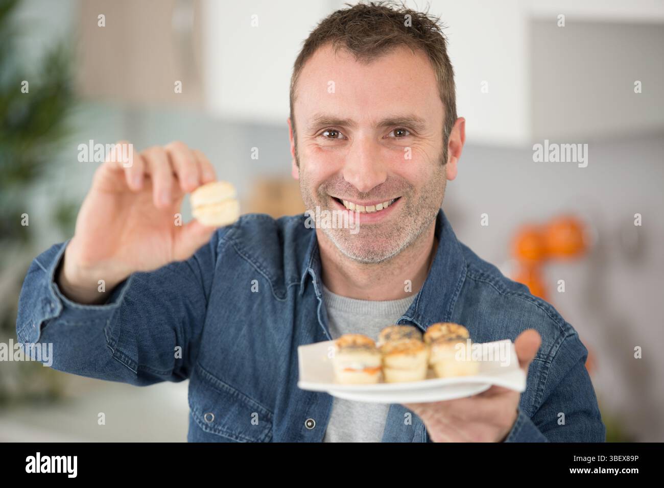 uomo che prepara tapas per i visitatori a casa Foto Stock