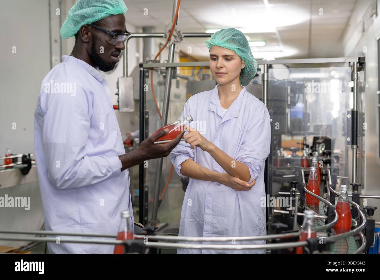 ispettore di qualità, ispezione tecnica di alimenti o bevande, prima di inviare il prodotto al cliente. Lead di produzione Foto Stock