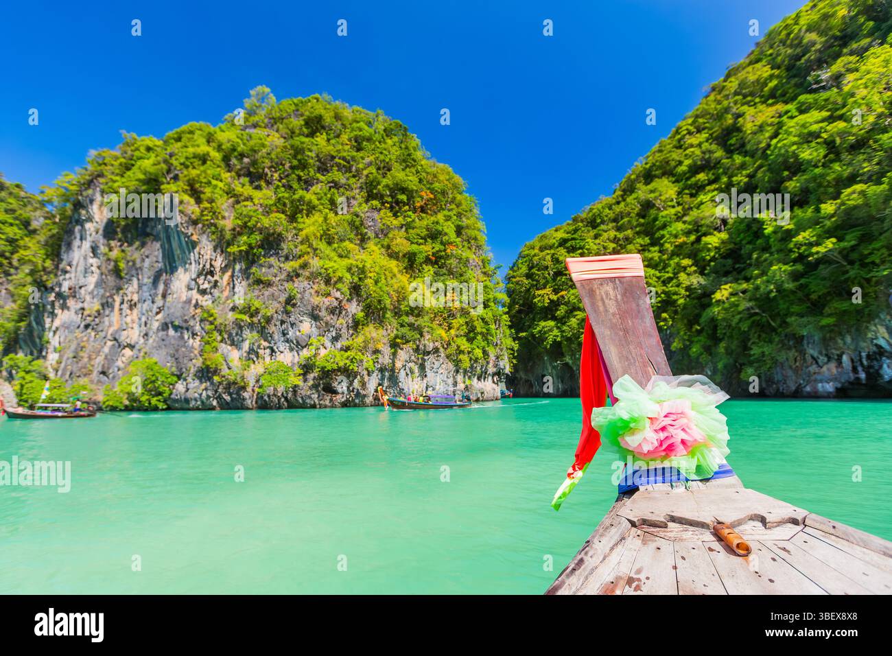 Paesaggio con barca a coda lunga sulla baia di Loh Samah, sull'isola di Phi Phi, Thailandia Foto Stock
