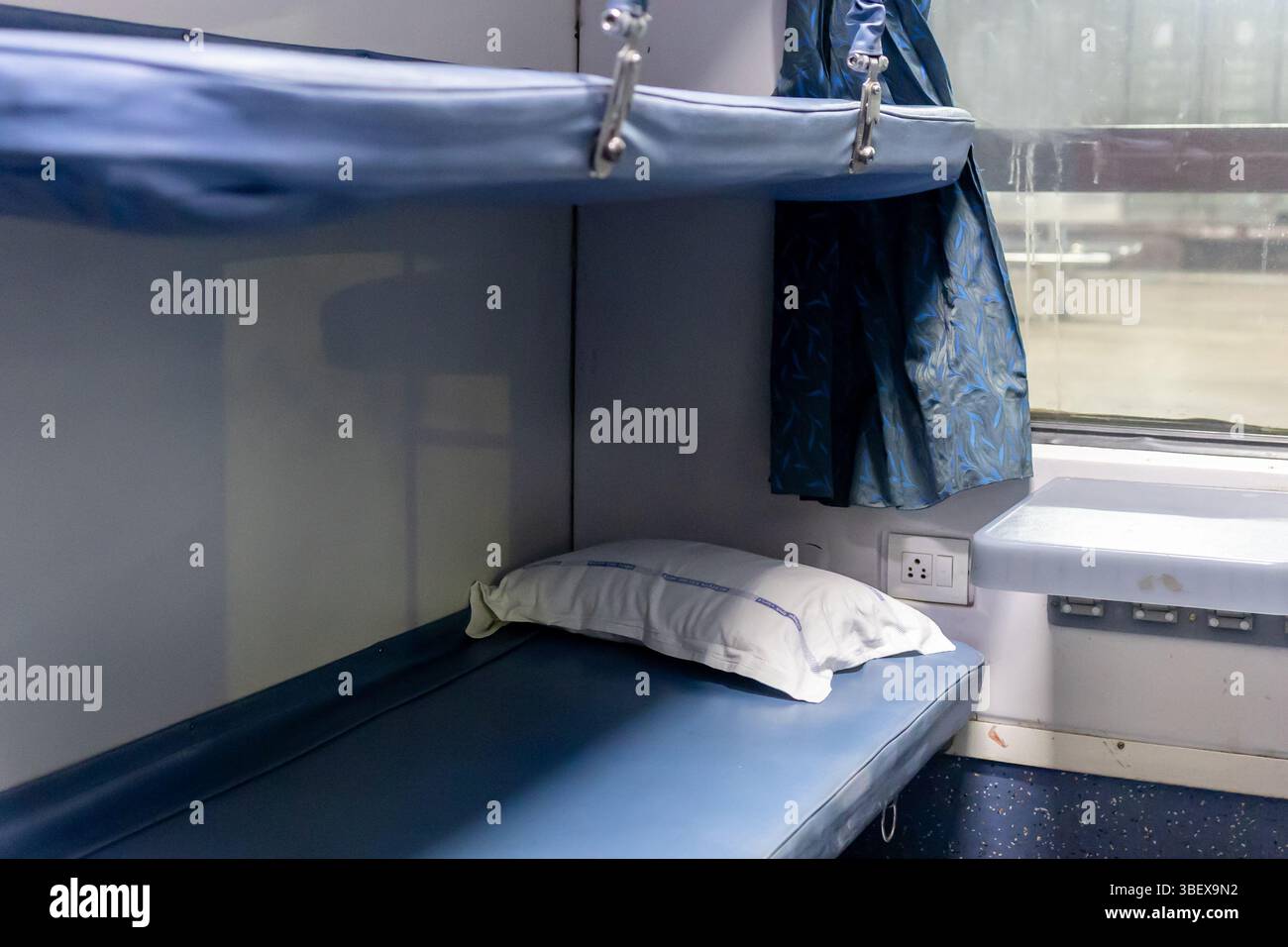 posti a sedere vuoti del pullman ferroviario passeggeri vista dall'interno Foto Stock