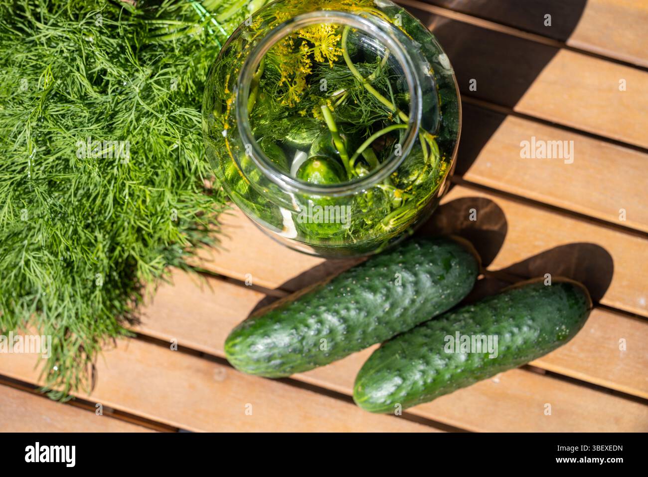 Preparazione fatta in casa di noci al tavolo Sunny Day Foto Stock
