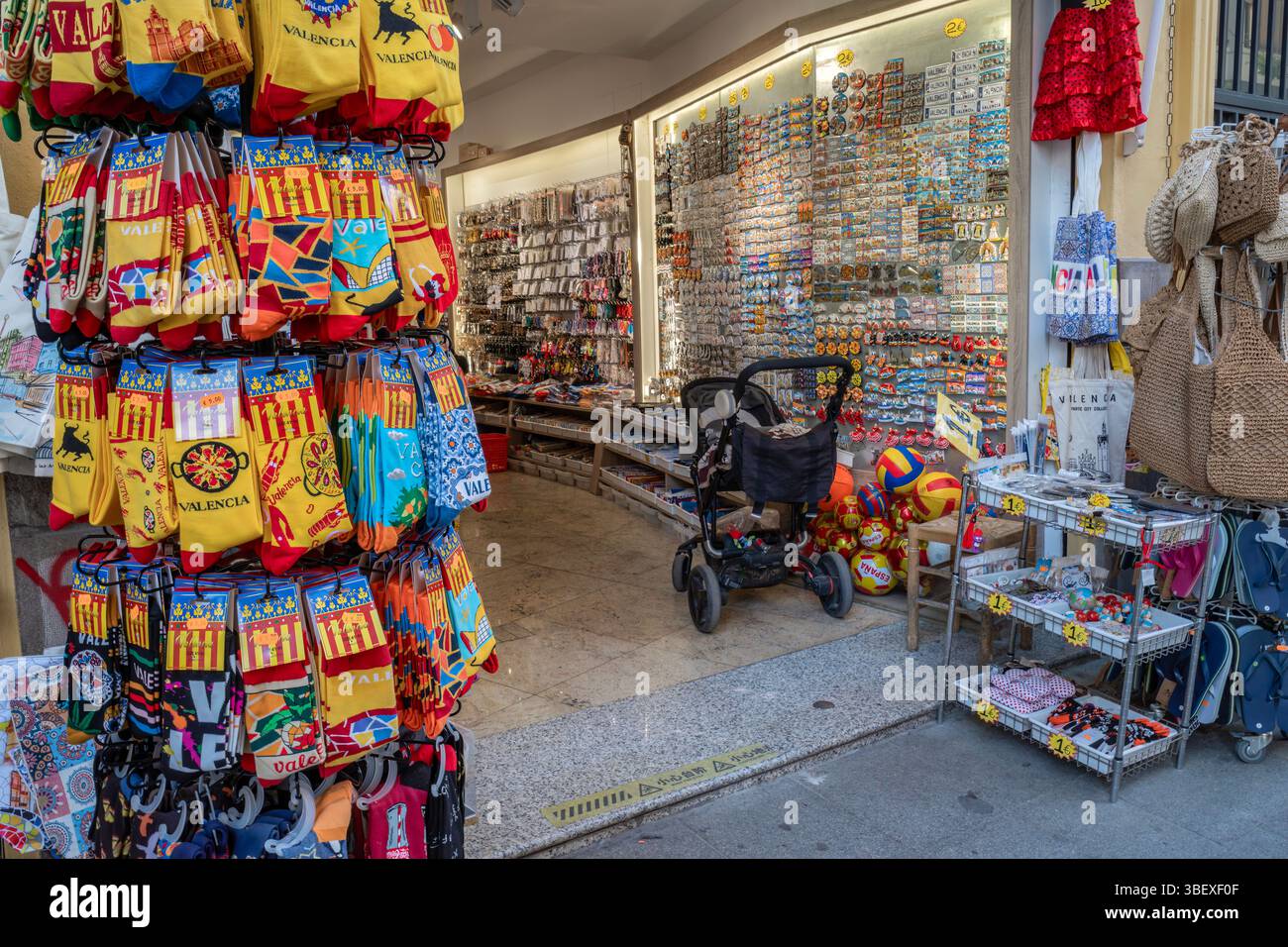 Vivace negozio di souvenir esterno che espone prodotti di merchandising colorato nella città spagnola. Shopping turistico di Valencia, cimeli di viaggio, regali locali, negozi Foto Stock