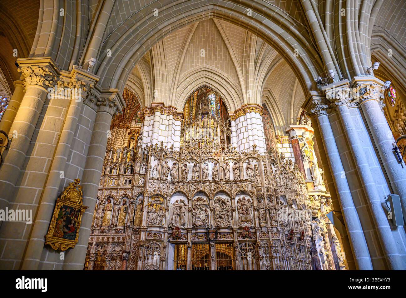 Archi architettonici e colonne all'interno dell'edificio della cattedrale cattolica. Foto Stock