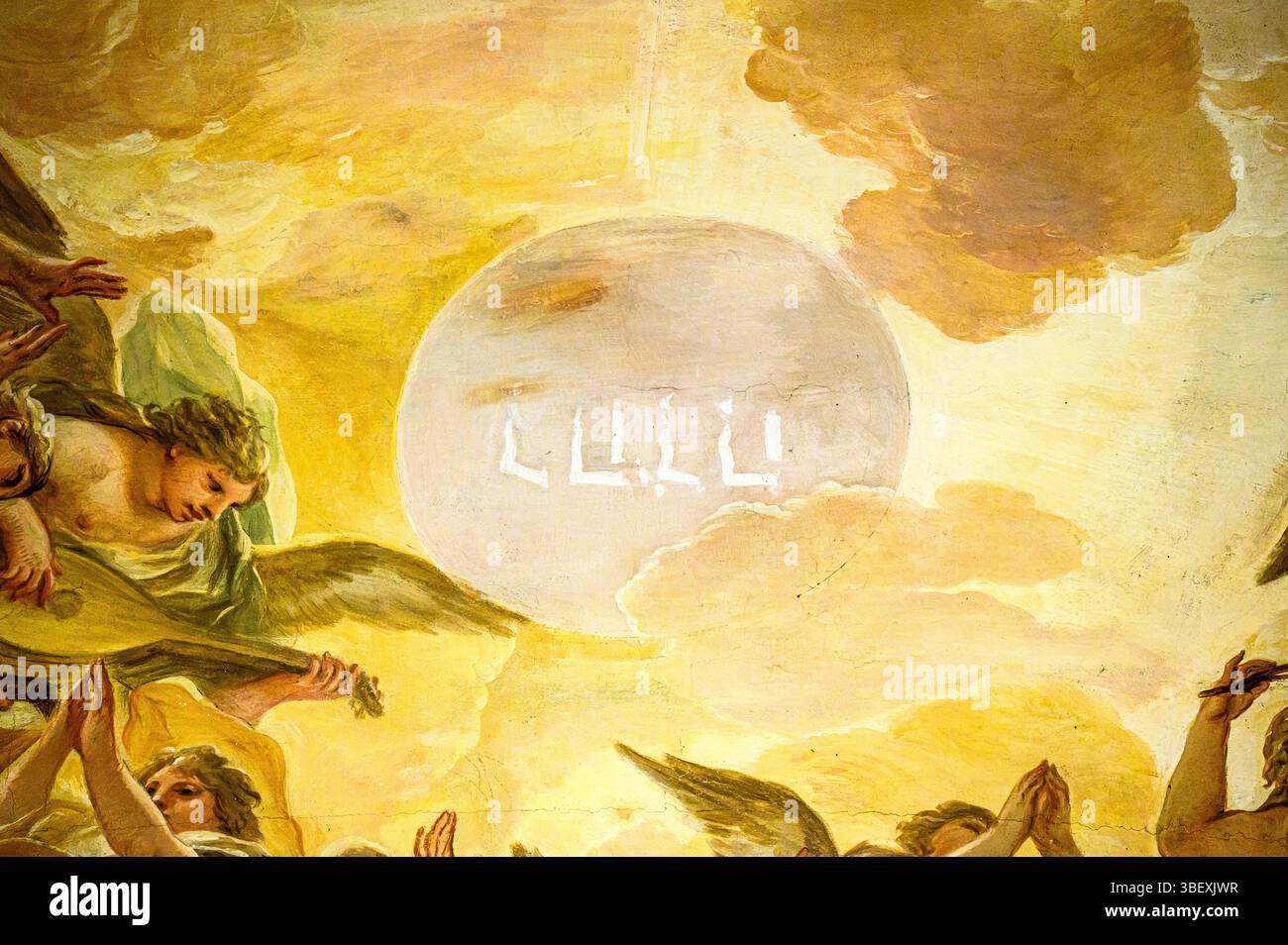 Affresco su un soffitto all'interno della cattedrale cattolica. Foto Stock