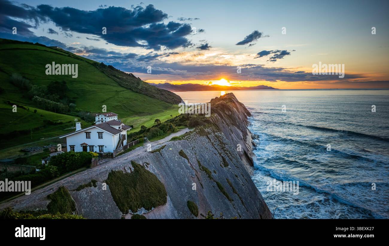 Vista panoramica della scogliera di Zumaia, Spagna - Immagine stock catturata con smartphone