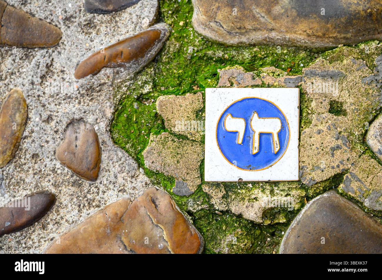 Antico marcatore di piastrelle con un carattere ebraico, uno spettacolo comune nella città. Foto Stock