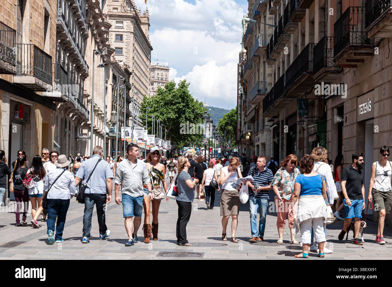 Persone e turisti in una strada commerciale durante i saldi estivi, Avenida del Portal del Ángel, Barcellona, Ciutat Vella, Spagna Foto Stock