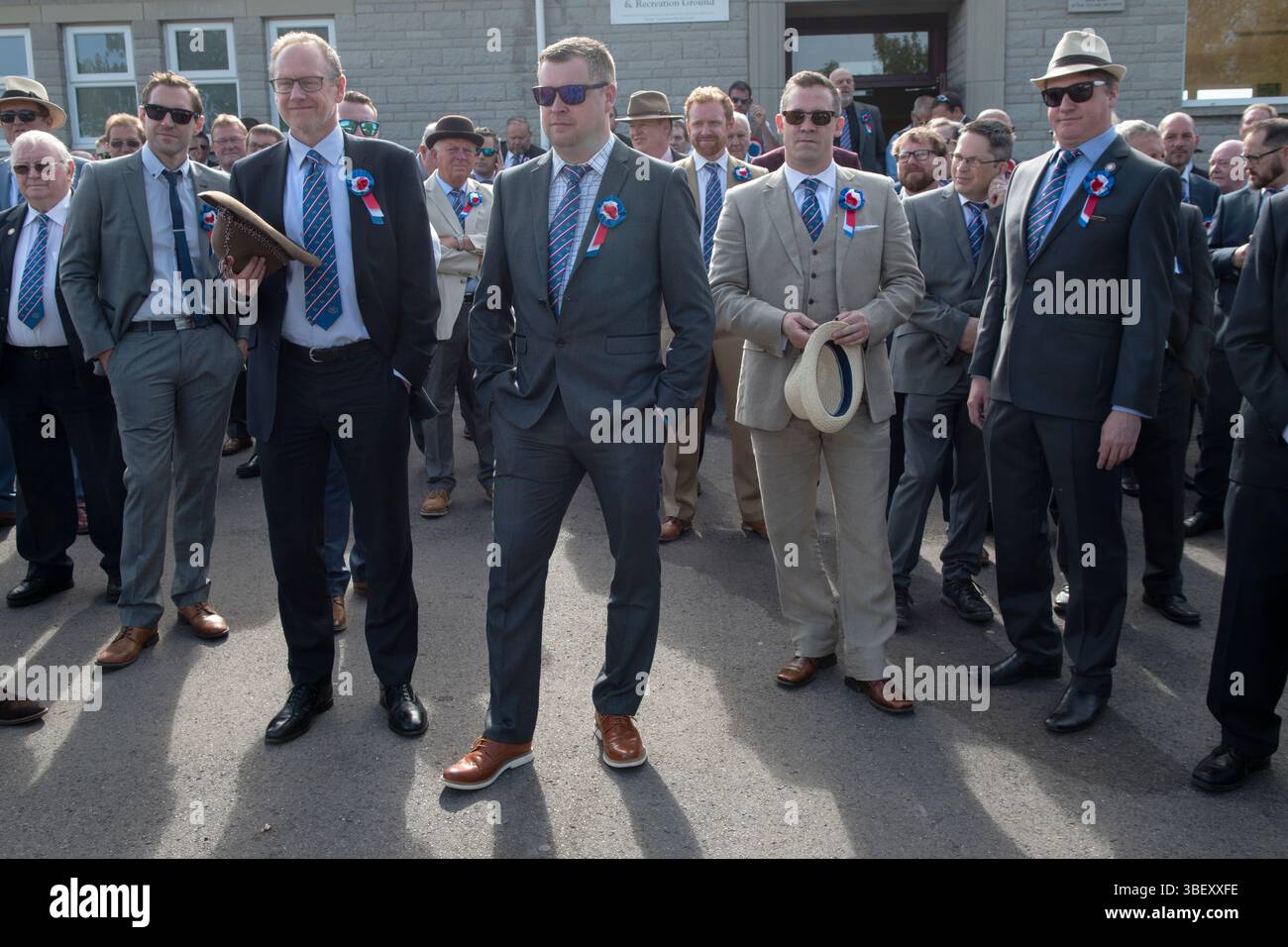 Appello nominale dei membri della Long Sutton Friendly Society fuori dal municipio del villaggio. Il Club Walk Day annuale. Tutti i membri sono dotati di stivali e indossano la cravatta da club e una rosetta rossa bianca e blu. si tratta di una societa' maschile che cammina in processione intorno al villaggio fermandosi in varie grandi case per rinfreschi. Long Sutton, Somerset, Inghilterra 2019 UK 2010s HOMER SYKES Foto Stock