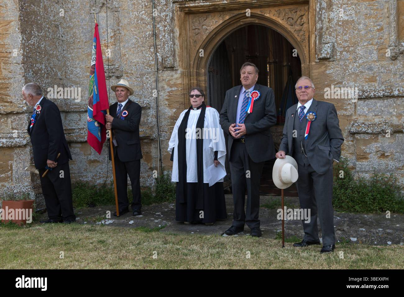 I membri del comitato del villaggio con la signora vicaria si posano per una fotografia ufficiale fuori dalla Holy Trinity Church The Long Sutton Somerset, Inghilterra 2019 UK 2010s HOMER SYKES Foto Stock