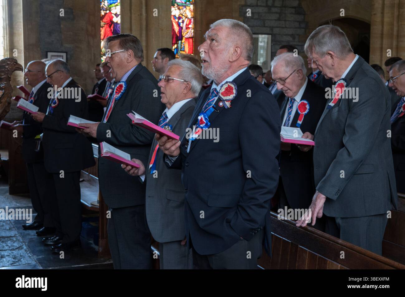 I membri della Long Sutton Friendly Society frequentano la chiesa della Santissima Trinità nel villaggio per il loro servizio annuale. Long Sutton, Somerset, Inghilterra 2019 UK 2010s HOMER SYKES Foto Stock