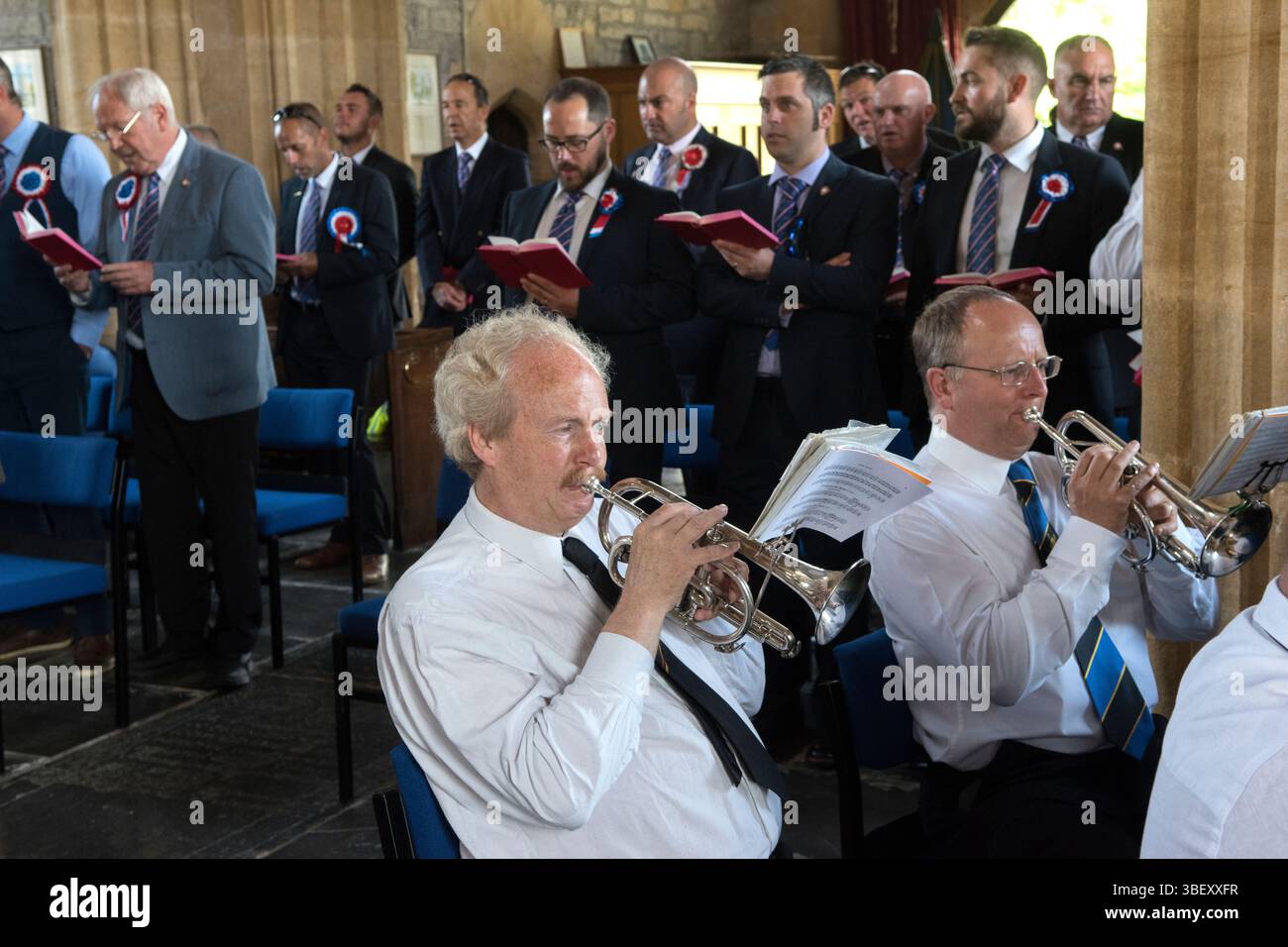 Sherborne Town Band, membri che suonano nella Holy Trinity Church. Long Sutton, Somerset, Inghilterra 2019 UK 2010s HOMER SYKES Foto Stock