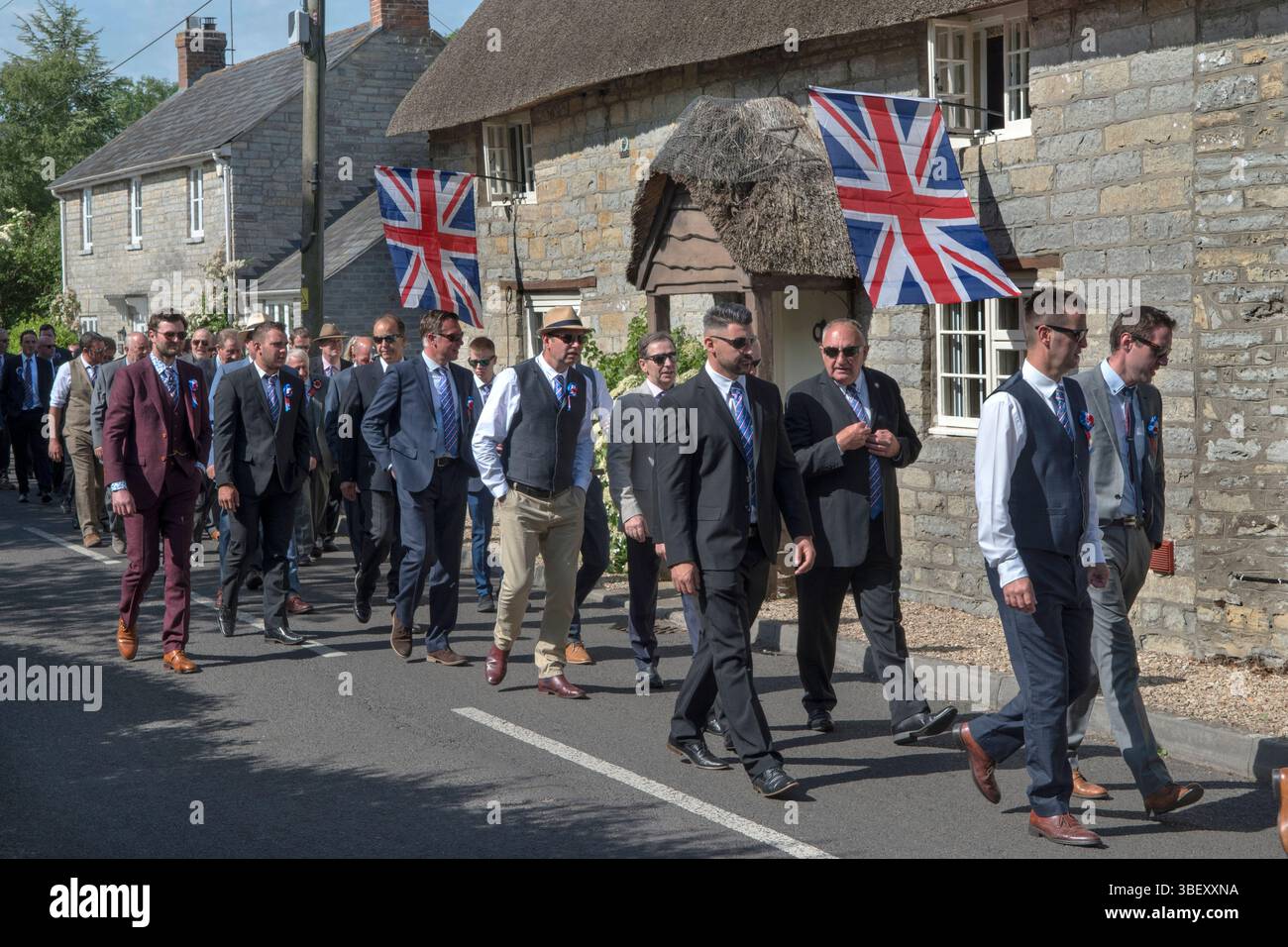 Friendly Societies UK. Giornata annuale del Club Walk Day della Long Sutton Friendly Society. Membri, è una società solo maschile che cammina in processione intorno al villaggio fermandosi in varie grandi case per rinfreschi. Long Sutton, Somerset, Inghilterra 2019 UK 2010s HOMER SYKES Foto Stock