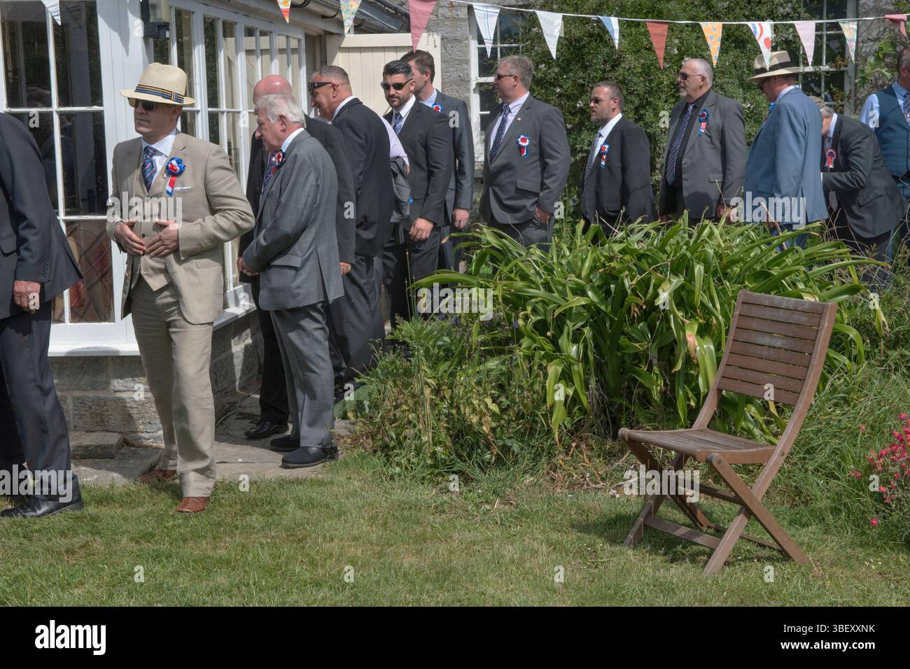 Long Sutton, Somerset, Inghilterra 1 giugno 2019. La Long Sutton Friendly Society si tiene ogni anno per il Club Walk Day, i membri camminano in processione intorno al villaggio e in alcune "grandi" case, dove viene offerto un rinfresco. Solo uomini, i membri fanno la fila per le birre e le bevande analcoliche. Long Sutton, Somerset, Inghilterra 2019 UK 2010s HOMER SYKES Foto Stock