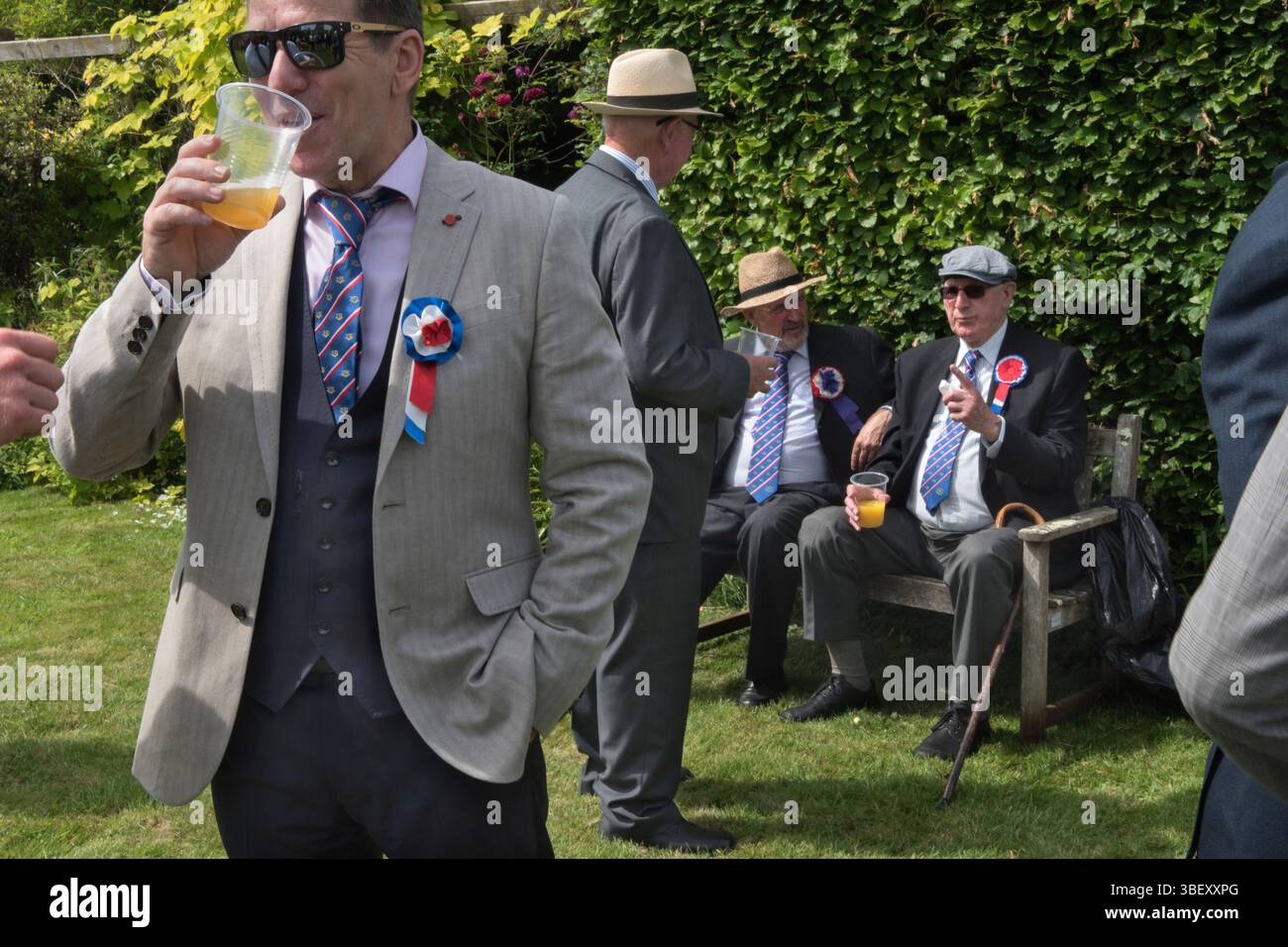 Birra in un bicchiere di plastica. Giornata annuale del Club Walk Day della Long Sutton Friendly Society. Membri, è una società solo maschile che cammina in processione intorno al villaggio fermandosi in varie grandi case per rinfreschi. Long Sutton, Somerset, Inghilterra 2019 UK 2010s HOMER SYKES Foto Stock