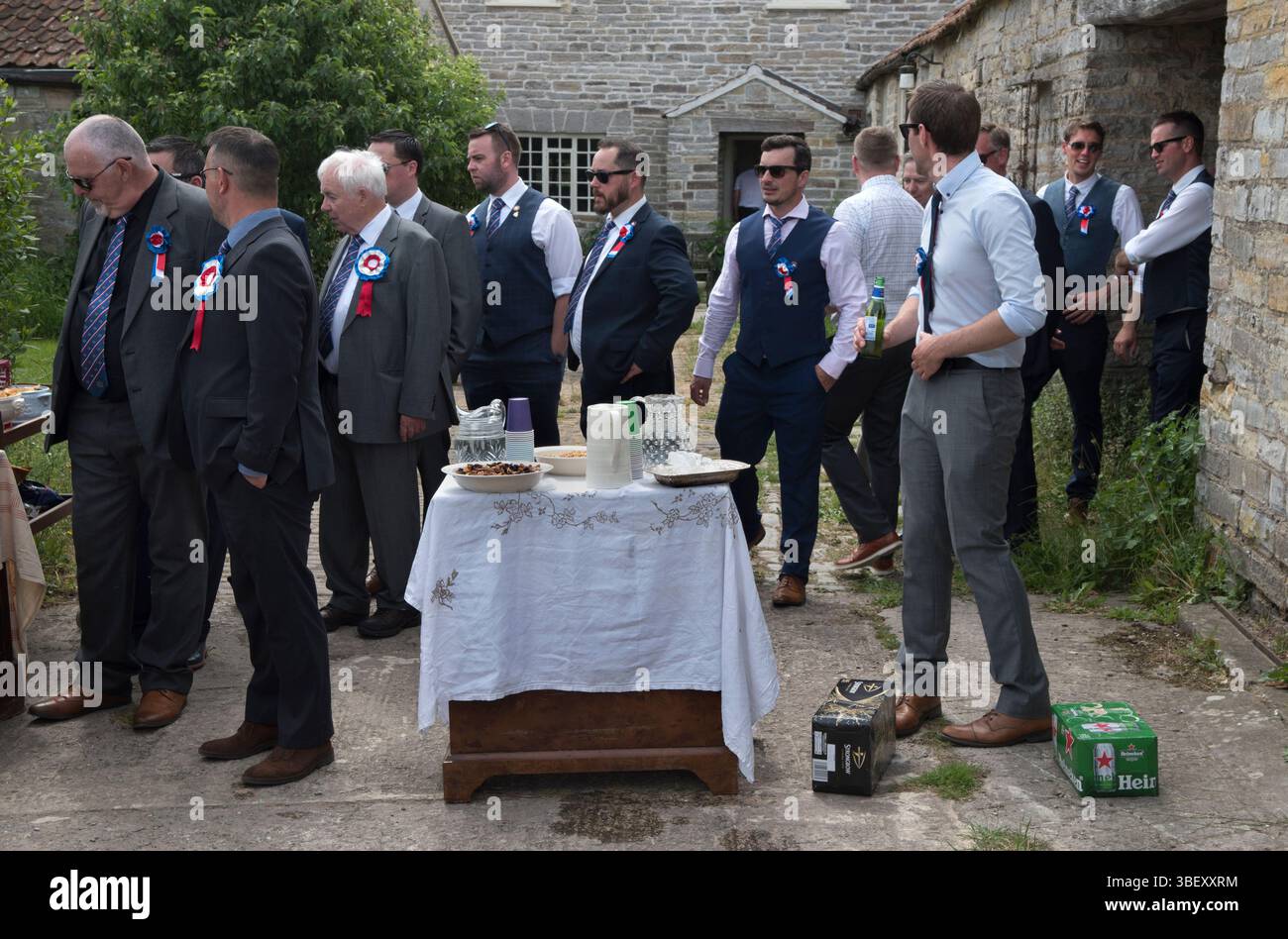 Long Sutton, Somerset, Inghilterra 1 giugno 2019. La Long Sutton Friendly Society si tiene ogni anno per il Club Walk Day, i membri camminano in processione intorno al villaggio e in alcune "grandi" case, dove viene offerto un rinfresco. Charity Farm, Long Sutton offre birre e bevande analcoliche per tutti i membri maschi del club. Long Sutton, Somerset, Inghilterra 2019 UK 2010s HOMER SYKES Foto Stock