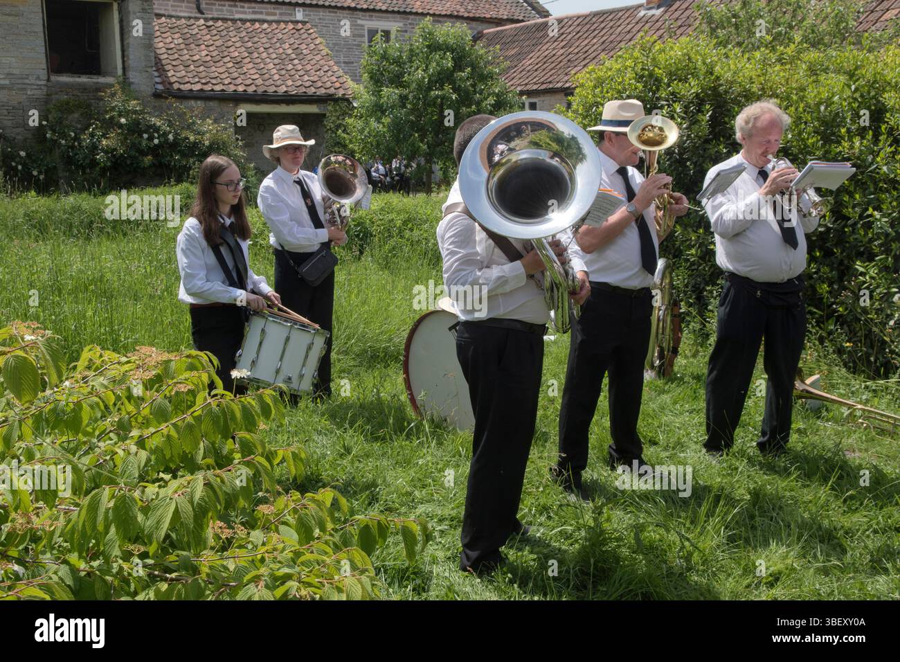 La Sherborne Town Band suona mentre i rinfreschi vengono forniti alla Charity Farm durante una pausa nella passeggiata dei giorni. Giornata annuale del Club Walk Day della Long Sutton Friendly Society. Long Sutton, Somerset, Inghilterra 1 giugno 2019 2010s UK HOMER SYKES Foto Stock