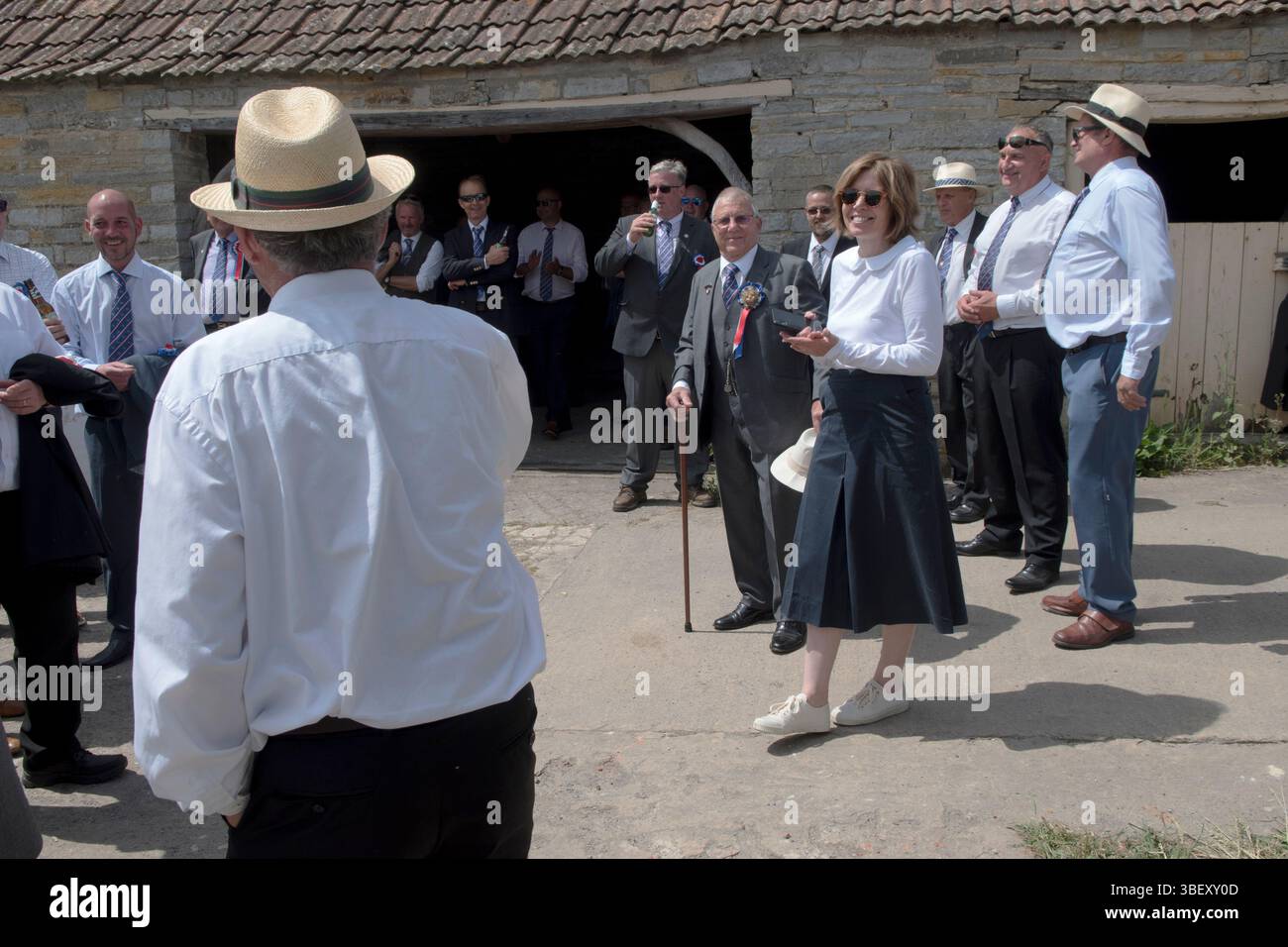 Giornata annuale del Club Walk Day della Long Sutton Friendly Society. 2019. David Crossman Segretario, chiede un voto di ringraziamento per la signora Sara Ward della Charity Farm per i rinfreschi per i membri del club. Long Sutton, Somerset, Inghilterra 1 giugno 2019 2010s UK HOMER SYKES Foto Stock