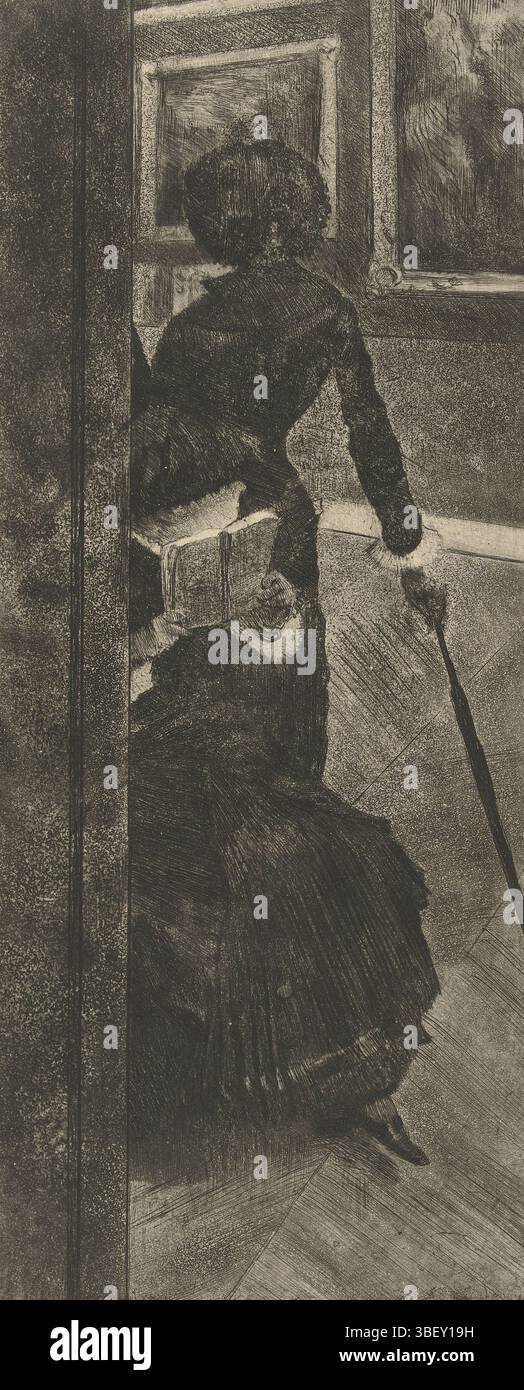 Degas, Edgar, Degas, Au Louvre, la peinture, Mary Cassatt guarda i dipinti del Louvre, in basso a destra, stampati, due donne come visitatori in una sala museo con dipinti del Louvre di Parigi. L'elegante figura femminile in piedi con cappello e ombrello, vista sul retro, può essere identificata come Mary Cassatt. La donna seduta consulta un opuscolo e guarda i dipinti. L'effetto sorprendente è il ritaglio delle prestazioni con una parte sinistra del montante della porta nell'immagine, come se lo spettatore guardasse nella stanza dietro l'angolo. Stampa, verso centro - stampigliato, altezza 305 mm, larghezza 126 mm, altezza 36 Foto Stock