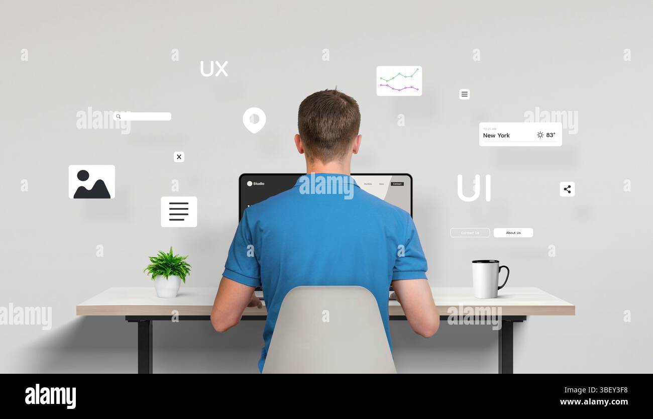 Web designer o sviluppatore seduti davanti a un laptop, visto da dietro, che lavora attivamente su un'interfaccia del sito. Attorno alla scrivania, galleggiare vari elementi dell'interfaccia utente Foto Stock