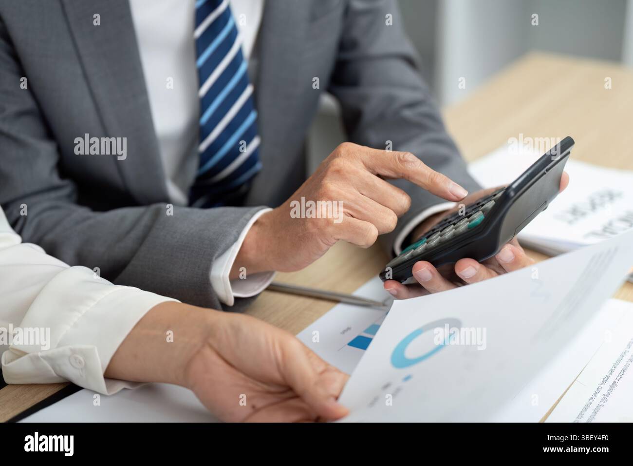 Consulenza finanziaria aziendale. Professionisti che utilizzano la calcolatrice per l'analisi finanziaria. Foto Stock