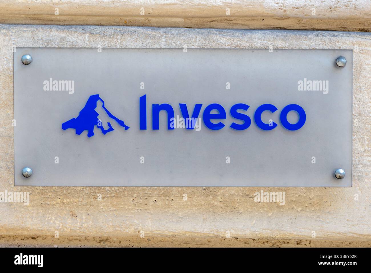 Insegna e logo all'ingresso della sede francese di Invesco Asset Management. Invesco è una società americana di gestione patrimoniale internazionale Foto Stock